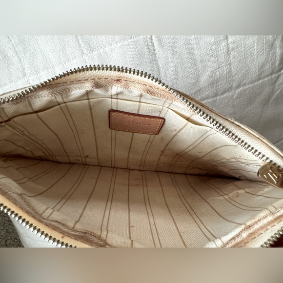 👜Authentic Louis Vuitton Monogram Canvas Wristlet👜 - Picture 10 of 12